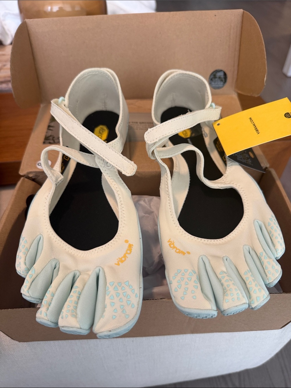 Vibram Kids Five-Toe Mary Jane Shoes in Cream and Light Blue EU 40/US 8.5-9 NWT